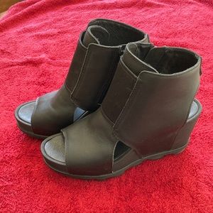 Sorel Joanie II cut out wedge bootie